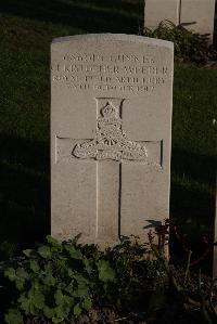 Coxyde Military Cemetery - Weeder, Christopher