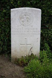 St. Hilaire Cemetery Frevent - Bowes, Robert Henry Nicholson