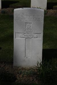 Ypres Reservoir Cemetery - Humpston, Jarvis