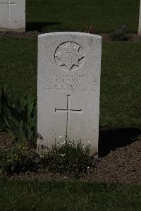 Ypres Reservoir Cemetery - Loye, Patrick John