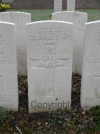 Bailleul Communal Cemetery Extension (Nord) - Catlow, James