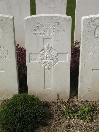 Bailleul Communal Cemetery Extension (Nord) - Cooper, T