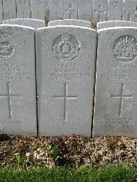 Bailleul Communal Cemetery Extension (Nord) - Dicks, F R J