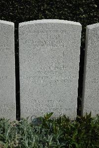 Bailleul Communal Cemetery (Nord) - Avery, J H