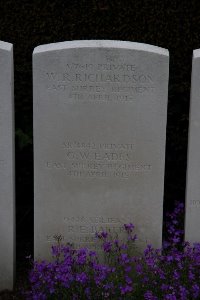 Bailleul Communal Cemetery (Nord) - Baker, R E