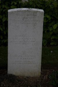 Bailleul Communal Cemetery (Nord) - Barber, F