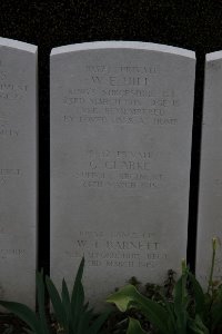 Bailleul Communal Cemetery (Nord) - Barnett, W T