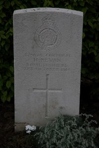 Bailleul Communal Cemetery (Nord) - Bevan, H