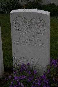 Bailleul Communal Cemetery (Nord) - Bradley, E J