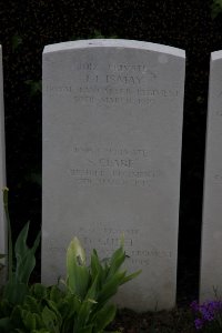 Bailleul Communal Cemetery (Nord) - Clare, S