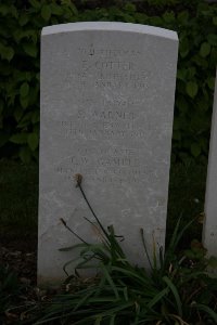 Bailleul Communal Cemetery (Nord) - Cotter, E