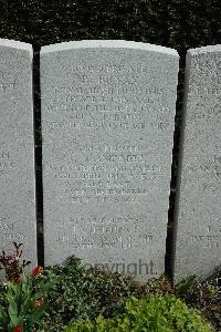 Bailleul Communal Cemetery (Nord) - Cummings, J