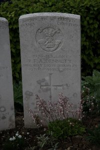 Bailleul Communal Cemetery (Nord) - Dennett, R F A