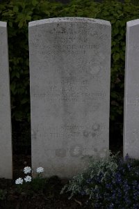 Bailleul Communal Cemetery (Nord) - Devine, J