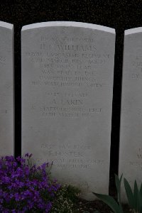 Bailleul Communal Cemetery (Nord) - Foster, F