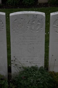 Bailleul Communal Cemetery (Nord) - Graham, R