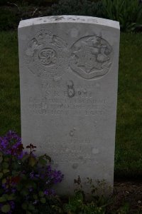 Bailleul Communal Cemetery (Nord) - Hall, S