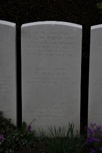 Bailleul Communal Cemetery (Nord) - Holloway, G