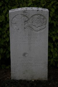 Bailleul Communal Cemetery (Nord) - Howarth, Herbert H