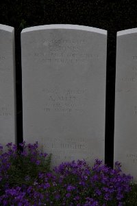 Bailleul Communal Cemetery (Nord) - Hughes, William Benbow