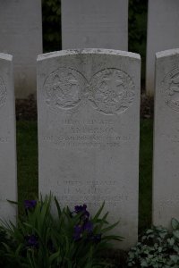 Bailleul Communal Cemetery (Nord) - King, H W