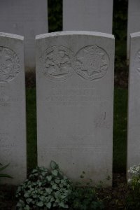 Bailleul Communal Cemetery (Nord) - King, P