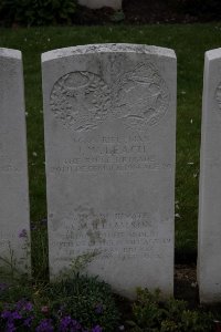 Bailleul Communal Cemetery (Nord) - Leach, J W