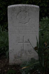 Bailleul Communal Cemetery (Nord) - Leighton, Johnson