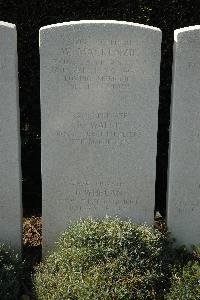 Bailleul Communal Cemetery (Nord) - MacKenzie, W