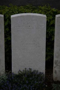 Bailleul Communal Cemetery (Nord) - Magee, H