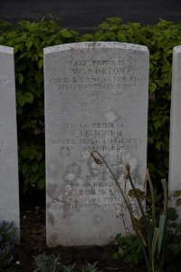 Bailleul Communal Cemetery (Nord) - Manning, F