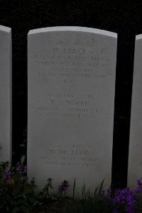 Bailleul Communal Cemetery (Nord) - McLeod, W