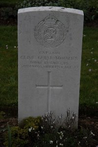 Bailleul Communal Cemetery (Nord) - Moores, Clive Guise