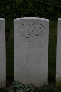 Bailleul Communal Cemetery (Nord) - Nisbet, T F