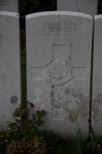 Bailleul Communal Cemetery (Nord) - Roberts, W