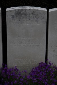 Bailleul Communal Cemetery (Nord) - Robinson, J