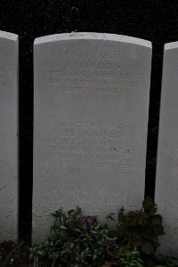 Bailleul Communal Cemetery (Nord) - Scriven, J H