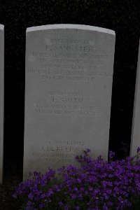 Bailleul Communal Cemetery (Nord) - Smith, P