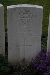 Bailleul Communal Cemetery (Nord) - Stevens, J P