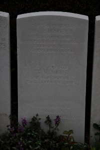 Bailleul Communal Cemetery (Nord) - Stubbs, T