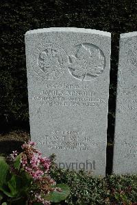 Bailleul Communal Cemetery (Nord) - Taylor, F W