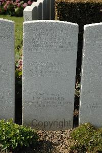 Bailleul Communal Cemetery (Nord) - Willis, R A