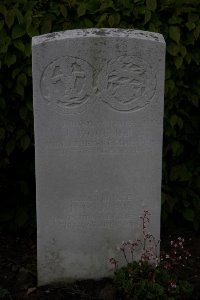 Bailleul Communal Cemetery (Nord) - Woodman, James