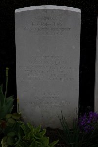 Bailleul Communal Cemetery (Nord) - Young, Walter