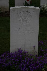 Bailleul Communal Cemetery (Nord) - Younge, Frederick George Patrick