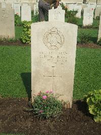 Cairo War Memorial Cemetery - Henderson, R