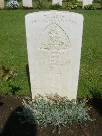 Cairo War Memorial Cemetery - Jones, L