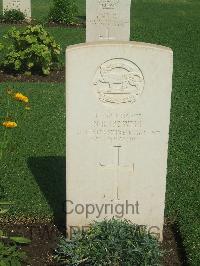 Cairo War Memorial Cemetery - Powell, N R