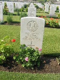 Heliopolis War Cemetery - Green, Robert