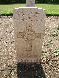 Heliopolis War Cemetery - Lockett, Edward William